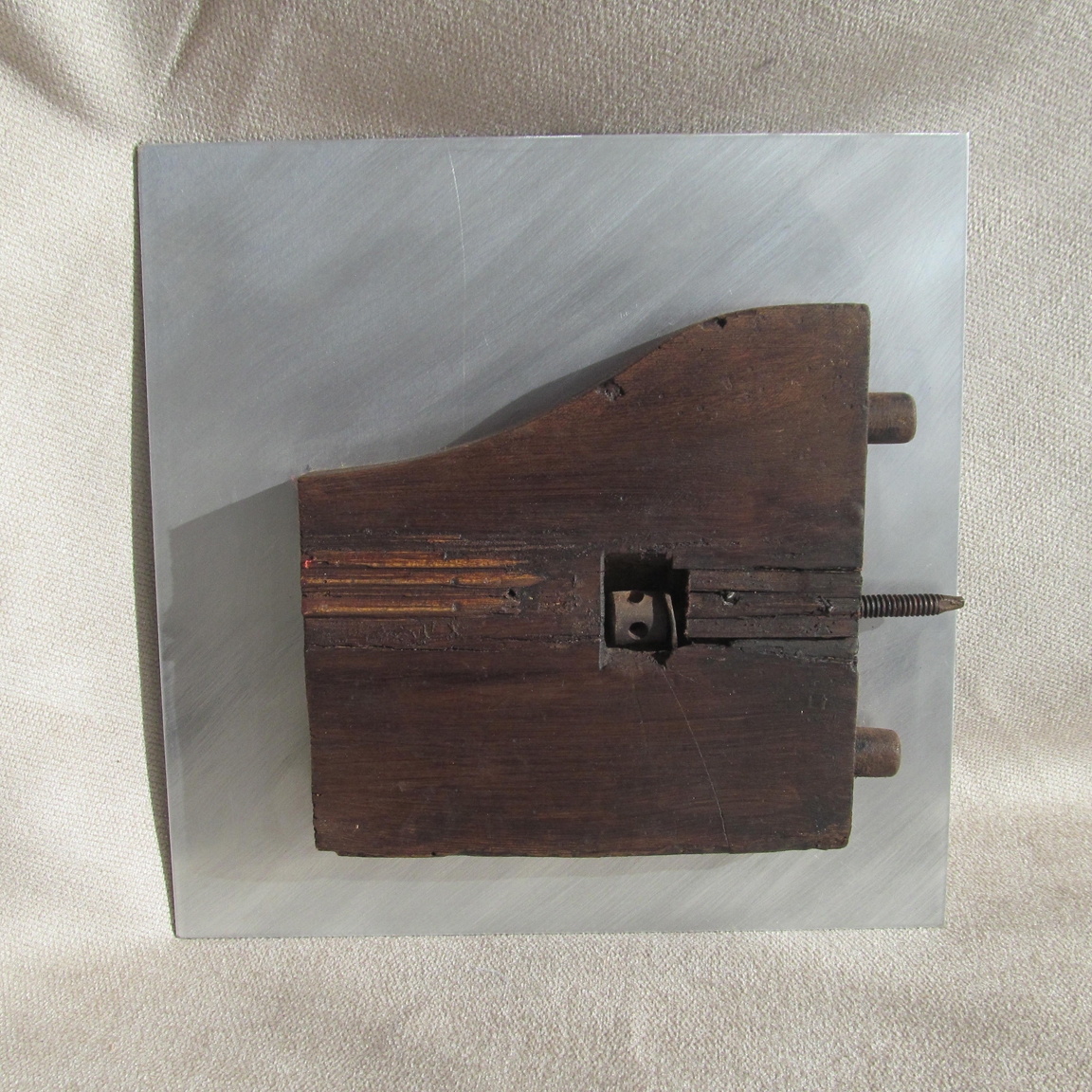 Escultura modular de madera y acero