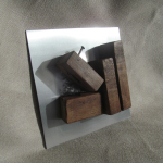 Escultura modular de madera y acero