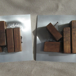 Escultura modular de madera y acero
