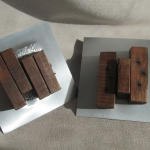 Escultura modular de madera y acero
