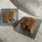 Escultura modular de madera y acero