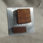 Escultura modular de madera y acero